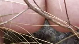 امرأة سمراء جميلة مث ...