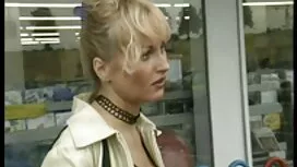 امرأة سمراء نحيلة سك ...