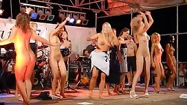 شقراء مثير تتمتع ديك ...