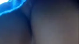 نعومي تقفز فوق جذع ف ...