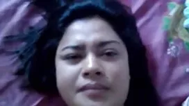 فتاة صغيرة في جوارب  ...