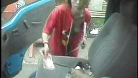 الكلبة تقفز على القض ...