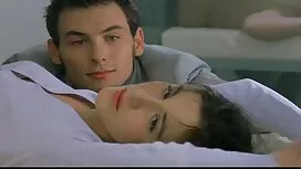 رجل مفتول العضلات قو ...